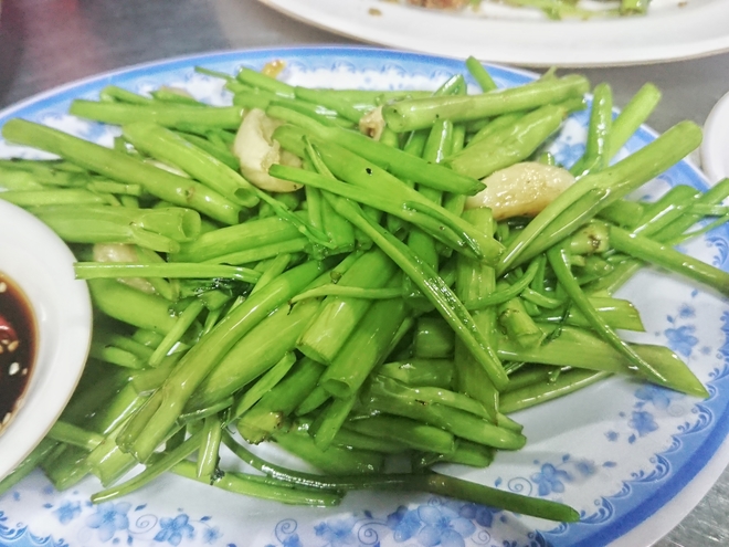 Morning glory stir-fried with garlic and soya sauce